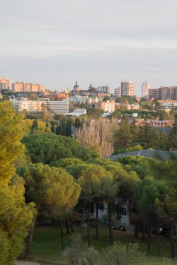 Dehesa de la Villa Park 'tan Madrid manzarası; İspanya