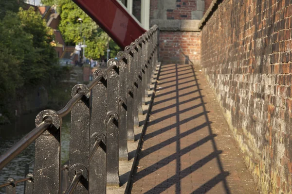 Tijolo Rampa para baixo para Canal em Manchester — Fotografia de Stock