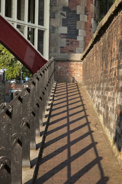 砖斜坡下来到运河在曼彻斯特 — 图库照片