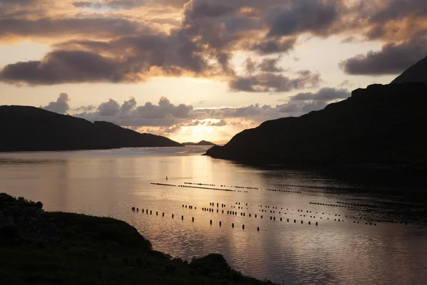 Západ slunce na jezeře v národním parku connemara, county galway — Stock fotografie