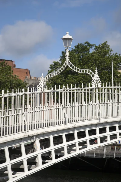 Ha 'penny Bridge, River Liffey, Dublin — Fotografia de Stock