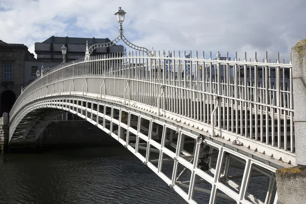 Ha'penny híd, a liffey folyó dublin — Stock Fotó