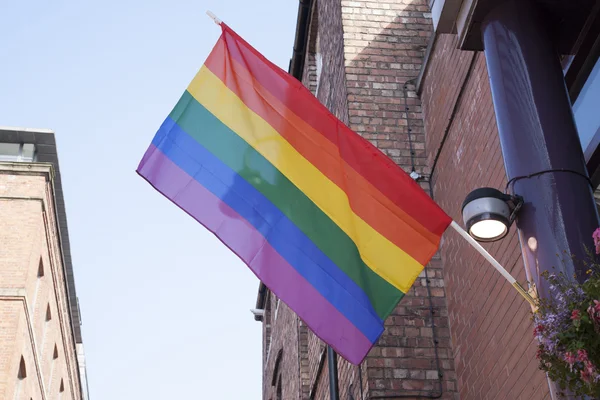 Gay pride vlag, canal street, manchester — Stockfoto