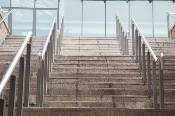 Escaleras que suben hacia arriba —  Fotos de Stock