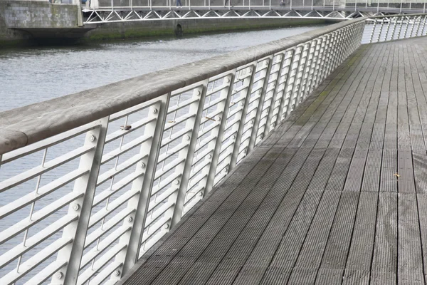 Brzegu rzeki liffey, dublin — Zdjęcie stockowe