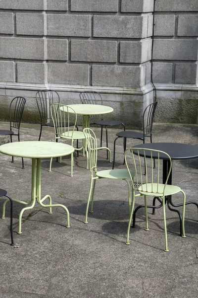 Yeşil ve siyah Cafe masa ve sandalyeler — Stok fotoğraf