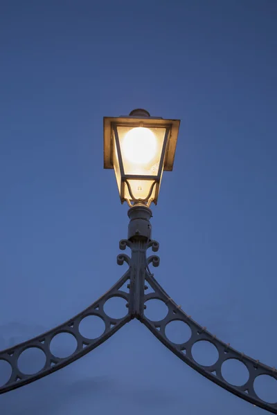 Lâmpada Iluminada na Ponte Ha 'Penny, Dublin — Fotografia de Stock