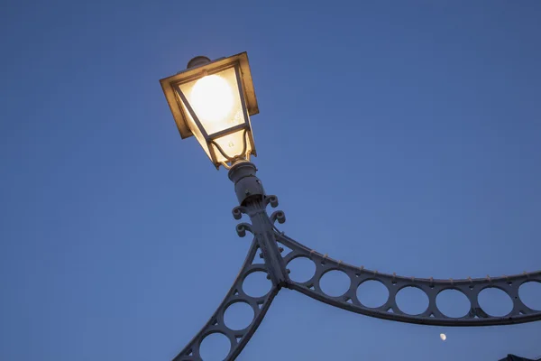 Illuminated Lamp on Ha'Penny Bridge, Dublin — Stock Photo, Image