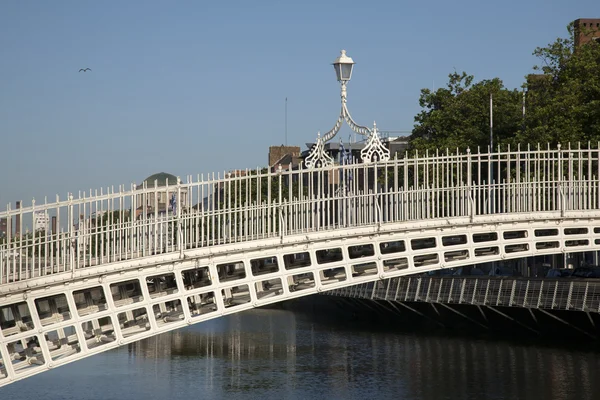 Ha'Penny Bridge en de rivier de Liffey, Dublin — Stockfoto