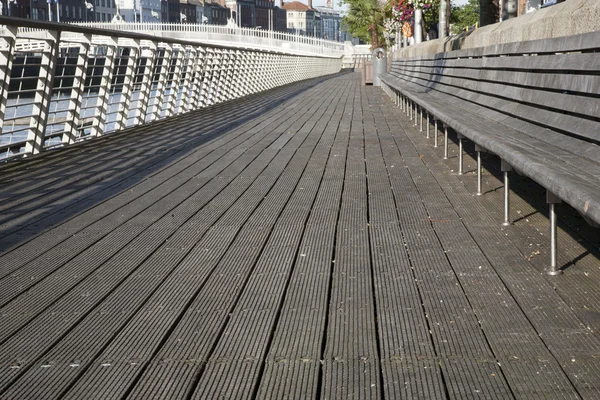 Sidewalk and Ha 'Penny Bridge, River Liffey, Dublin — Fotografia de Stock