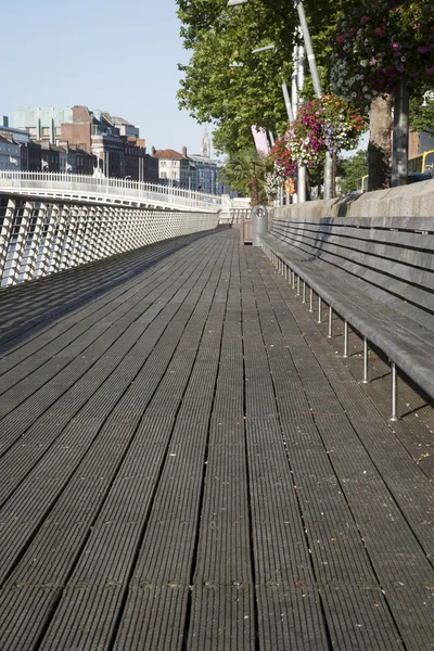 Chodnik i Ha'Penny Bridge, rzeki Liffey, Dublin — Zdjęcie stockowe