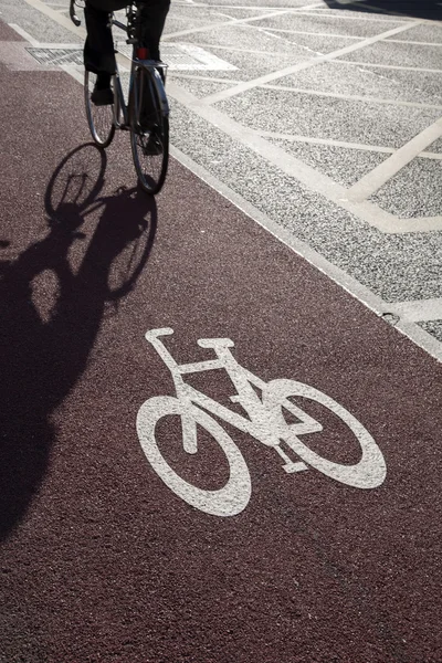 Ciclismo Lane con ciclista en Dublín — Foto de Stock