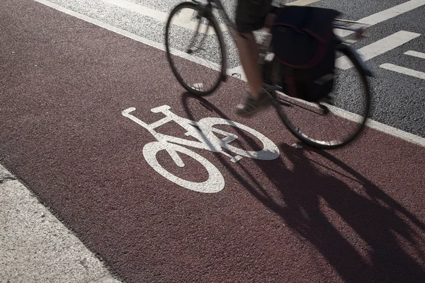 Ciclismo Lane con ciclista en Dublín — Foto de Stock