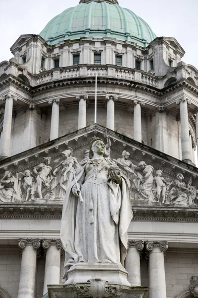 Královna Victoria Memorial socha mimo radnici, Belfast — Stock fotografie