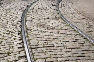 Arnavut kaldırımlı taş, Riga yolda tramvay