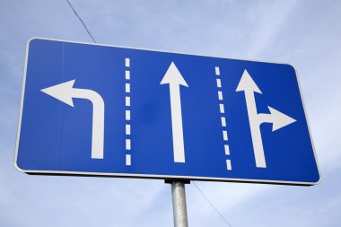 Üç yollu yön işareti altı