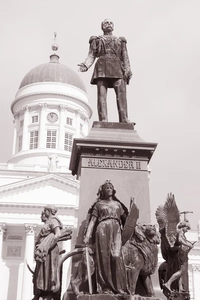 Lutherkathedrale, Helsinki, Finnland mit Alexander-II-Denkmal — Stockfoto