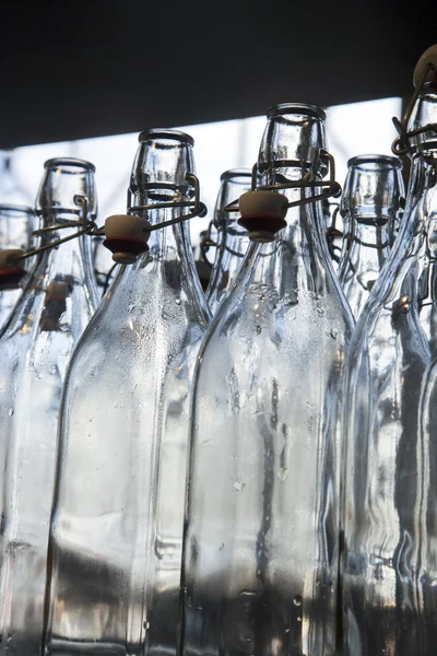 Gestapelde glazen flessen — Stockfoto