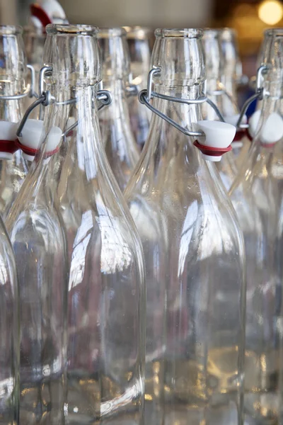 Bouteilles en verre empilées — Photo