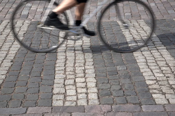 Helsinki'de hızlı sürme bisikletçi — Stok fotoğraf