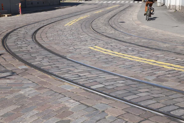 Straßenbahngleise mit Radfahrer in Helsinki, — Stockfoto