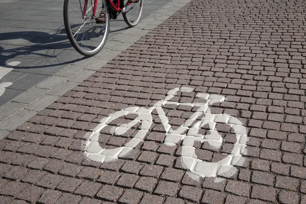 Signo de símbolo de bicicleta y bicicleta en la calle, Helsinki — Foto de Stock
