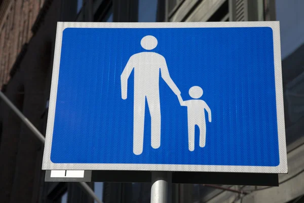 Blaues und weißes Fußgängerschild — Stockfoto