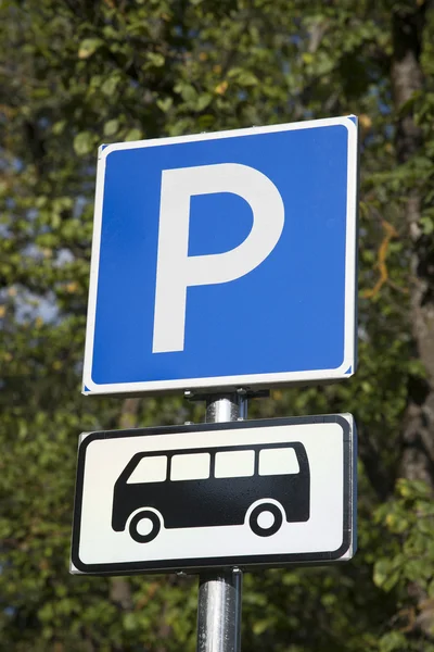 Sinal azul do estacionamento do ônibus — Fotografia de Stock