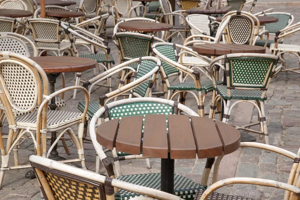 Cafe stoelen en tafel, Parijs — Stockfoto