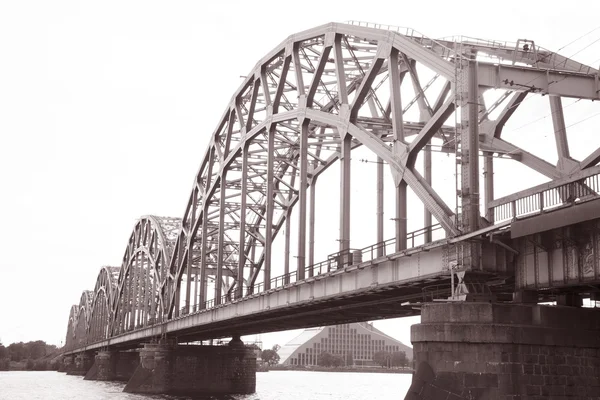 Eisenbahnbrücke und Ufer der Daugava, Riga — Stockfoto