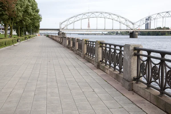 Ponte ferroviario e rive del fiume Daugava, Riga — Foto Stock