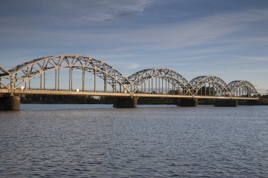 Demiryolu Köprüsü ve nehir Daugava, Riga bankaların