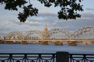 Demiryolu Köprüsü ve nehir Daugava, Riga