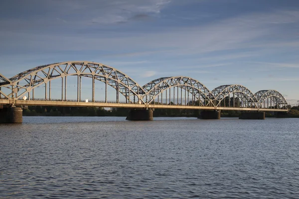 Puente ferroviario y riberas del río Daugava, Riga — Foto de Stock