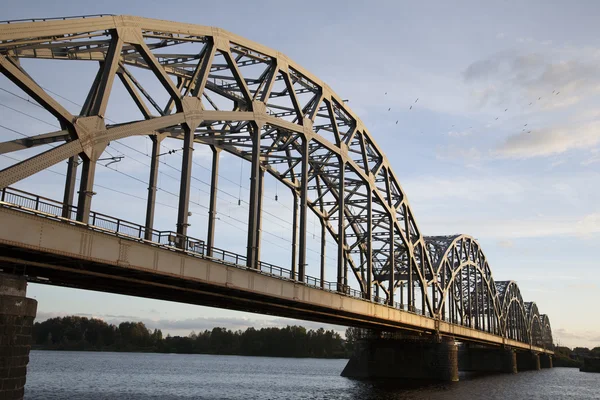 Railway Bridge en oevers van rivier Daugava, Riga — Stockfoto