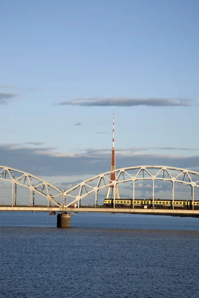 Eisenbahnbrücke und Fluss Daugava, Riga — Stockfoto