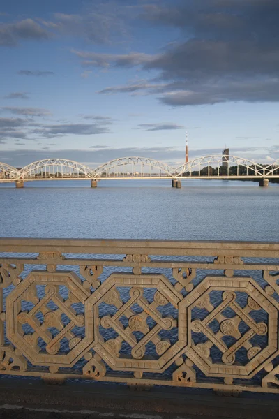 Eisenbahnbrücke und Fluss Daugava, Riga — Stockfoto