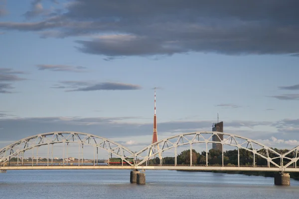 Eisenbahnbrücke und Fluss Daugava, Riga — Stockfoto