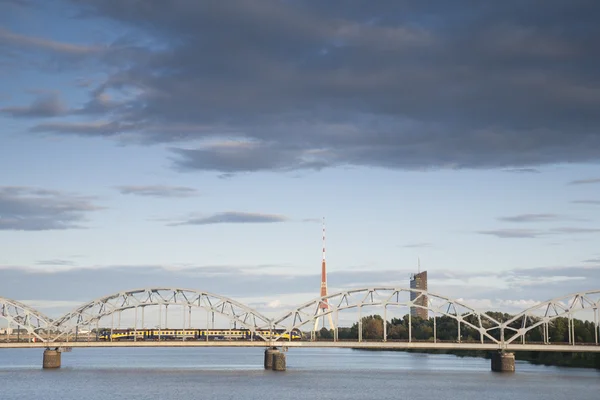 Eisenbahnbrücke und Fluss Daugava, Riga — Stockfoto