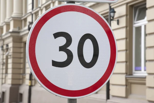Sinal de limite de velocidade de trinta quilômetros por hora — Fotografia de Stock