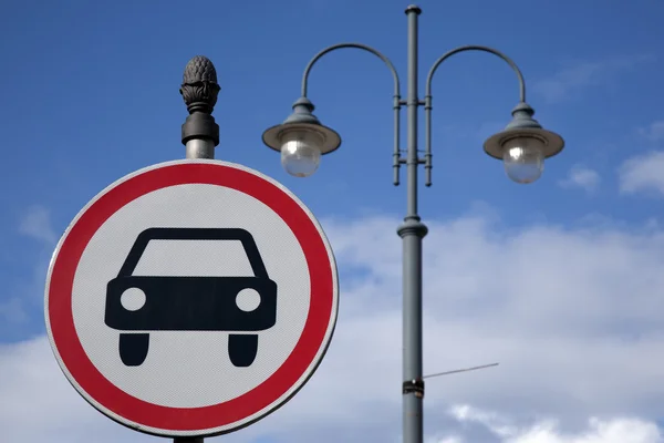 Panneau de voiture et lampadaire — Photo