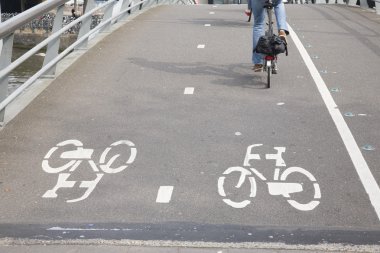 Bisikletçiler üzerinde bisiklet şeritli Amsterdam, Hollanda