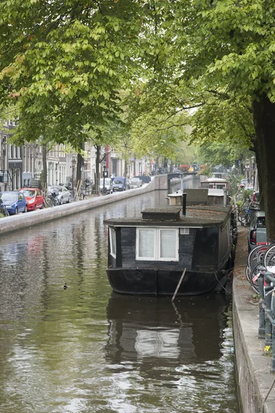 Канал в районе Иордан, Амстердам, Голландия — стоковое фото
