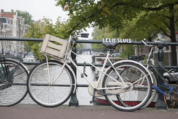 Ponte e canale di Leliesluis con bici, Amsterdam — Foto Stock