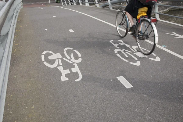 Cyklister på cykeln körfält i Amsterdam, Holland — Stockfoto