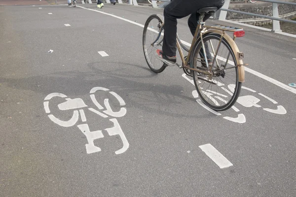 Cyklister på cykeln körfält i Amsterdam, Holland — Stockfoto