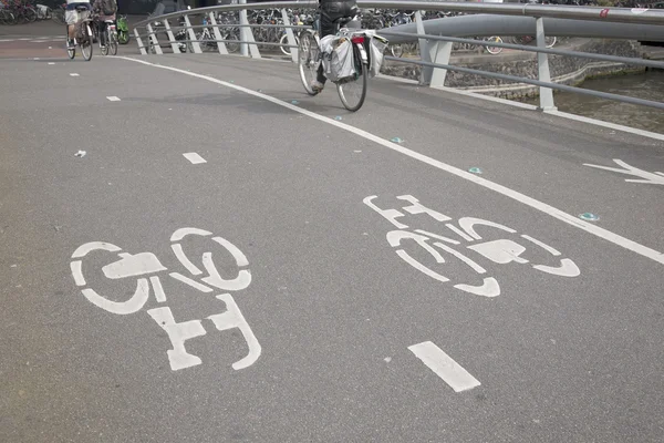 Cyklister på cykeln körfält i Amsterdam, Holland — Stockfoto