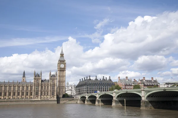 大笨钟和与泰晤士河伦敦国会大厦 — 图库照片