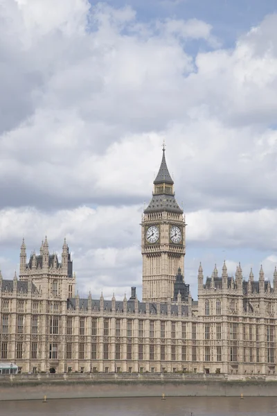 Биг Бен и здания парламента с рекой Темза, Лонд — стоковое фото