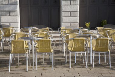 Cafe masa ve sandalyeler St Marks Meydanı'nda; Venedik